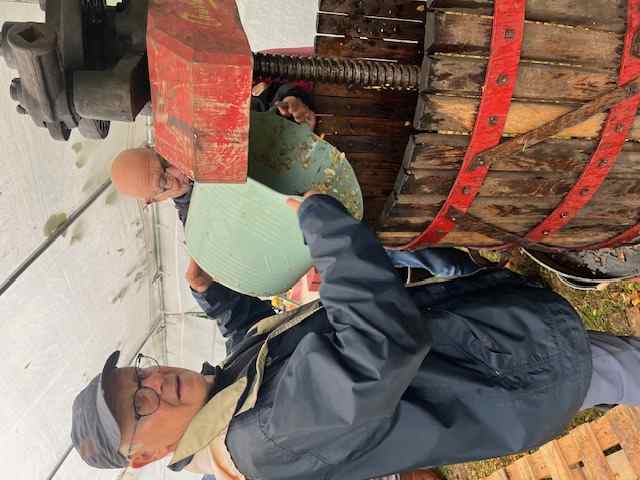 version light de pommes versées dans le pressoir